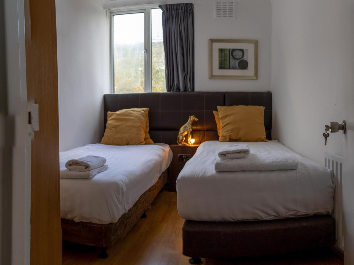 Casa de férias - 4 Bed - Sleeps 8 - Garden - Pet Friendly
